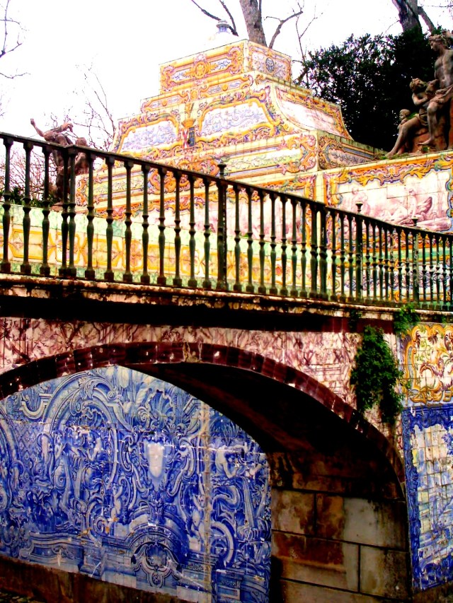Azulejos lining the canal at Palacio de Queluz