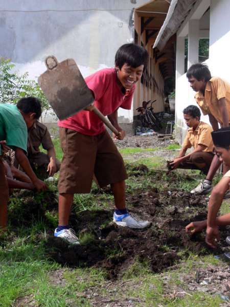 Children_gardening